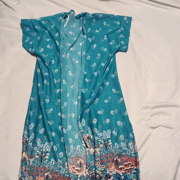 Medium Robe - Picture 1 of 2